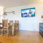 Appartamento Tolstov - 1 , 3 And 4 - 20 Min Messe Dus & Airport Dus