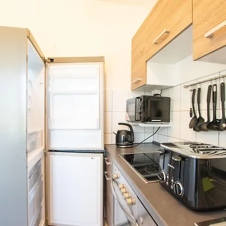 Tolstov - 1 , 3 And 4 - 20 Min Messe Dus & Airport Dus Lägenhet